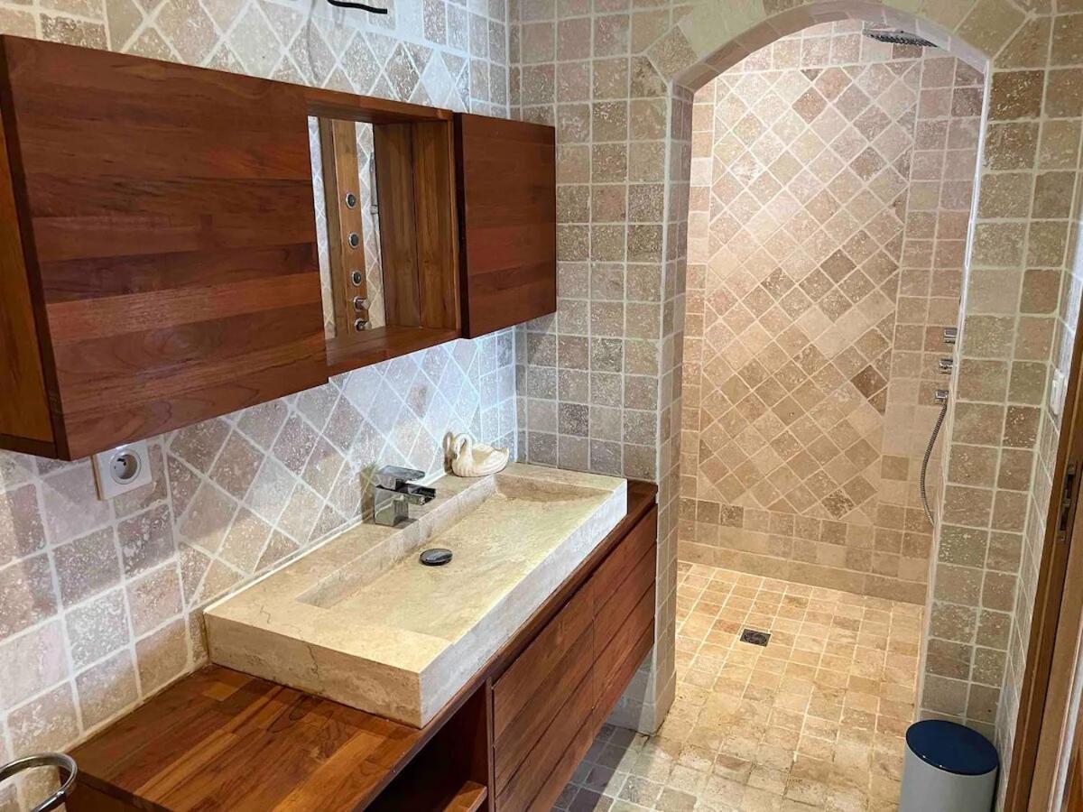 Saint-Laurent d’Aigouze : appartement avec jardin Extérieur photo